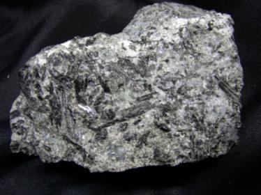 Amfibollerin en yaygın minerali hornblende (Ca2(Mg,Fe,Al)5 veya Si,Al8O22(OH)2