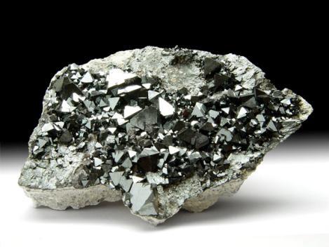 Magnetit Fe3O4 Hornblende ve biotit gibi fazla demir ihtiva eden minerallerin ayrışması ile meydana gelebilen siyah