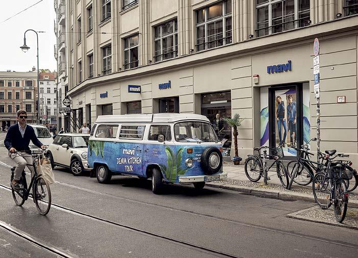 MAVIOLOGY F/W 2014 16 1970 LERDEN FIRLAMIŞ gibi şehir şehir gezen bir VW minibüs. Sanki her istasyonda bir rock festivali varmış gibi çevresinde styling kuşağı yaratan yaratıcı bir blog yazarı.