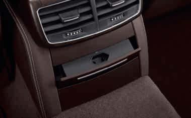 90 Eşya koyma yerleri/taşıma Audi exclusive soğutma kutusu¹ İki adet 1 litrelik şişenin yatay yerleştirildiği eşya gözü ve içecek kutuları ile bardaklar için ilave eşya gözü