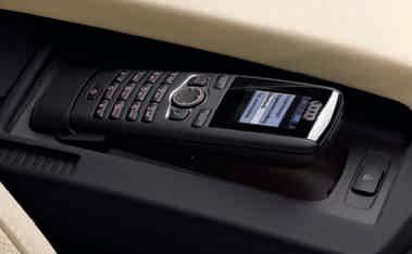 94 İletişim Asistan sistemleri Audi telefon kutusu¹ Ön orta kol dayaması bölgesindeki öngörülmüş üniversal yuvaya cep telefonu yerleştirildiğinde iyi bir çekiş kalitesi ile araçta telefon görüşmesi