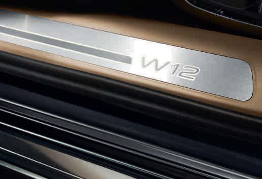 Audi ye özgü ve şık muhteşem krom ve paslanmaz çelik ayrıntılar, sık örgülü ön panjur yapısı ve W12 amblemi