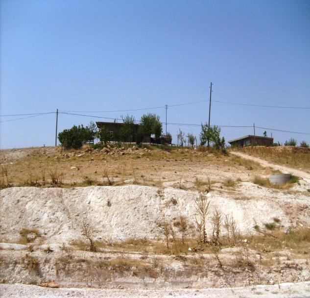 KAYA MEZARI TÜRÜ ARKEOLOJİK DERECE GENEL TANI ÜÇGÖZ BELDESİ - BESNİ / ADIYAMAN İlimiz Besni ilçesi Üçgöz ( Sofraz ) Beldesinde