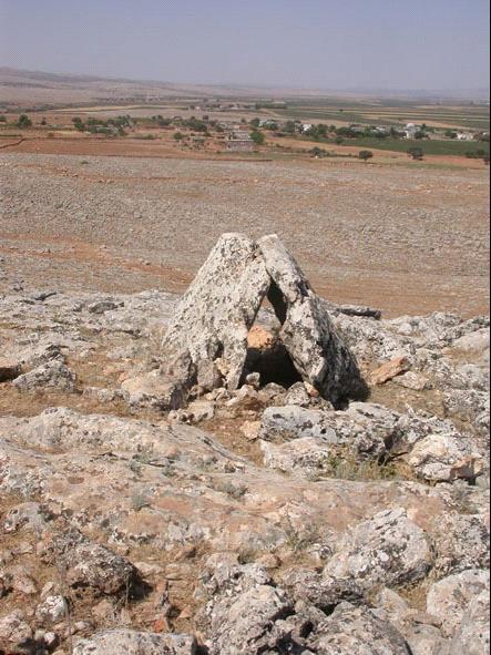 Mezarlar kayalık bir tepe üzerinde düz bir alana yayılmış mezarlardan oluşmaktadır. Geniş bir alana yayılmış olan kaya mezarları Anakaya oyularak yapılmıştır.