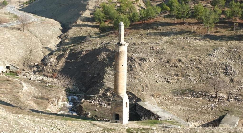 İlimiz Besni İlçesi Eski Besni Örenyeri girişinde Kurşunlu Camiini doğusunda yer almaktadır. Camisi tamamen yıkılmış durumdadır. Mevcut minaresi kare kaideli ve silindirik gövdelidir.