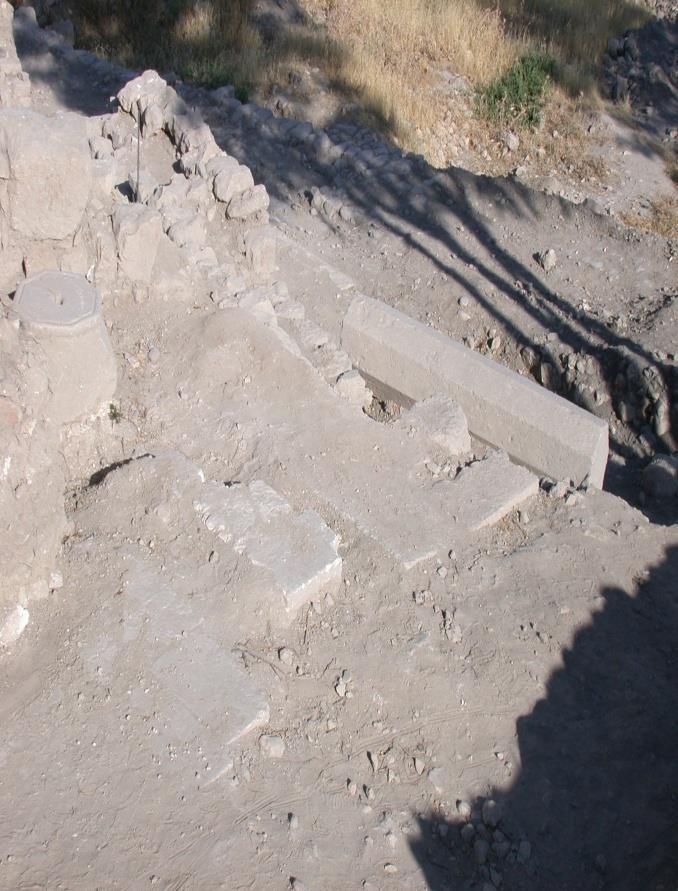 Minaresi kare kaideli ve silindirik gövdelidir. Minaredeki kitabeye göre 1565 yılında mimar Numan el-osmani tarafından yapıldığı anlaşılmaktadır.