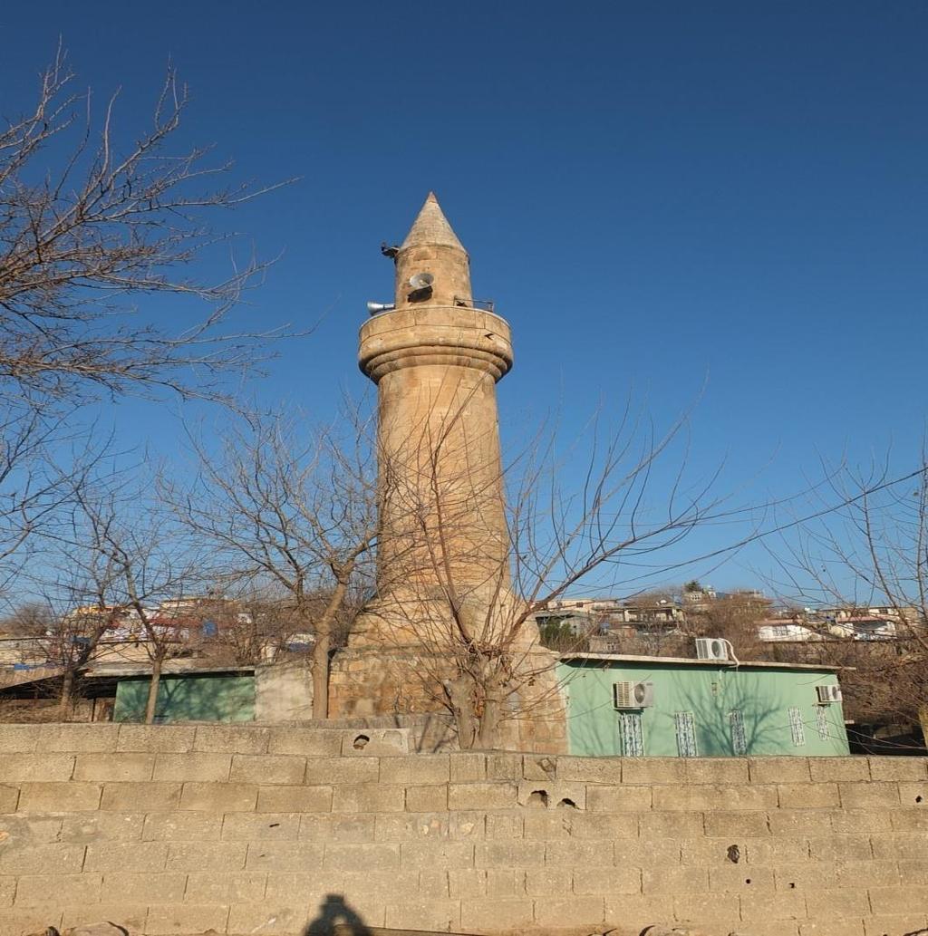 İlimiz Besni İlçesi Üçgöz ( Sofraz ) Beldesinde bulunmaktadır. Minaresi orijinal olup camii kısmı sonradan yenilenmiştir.