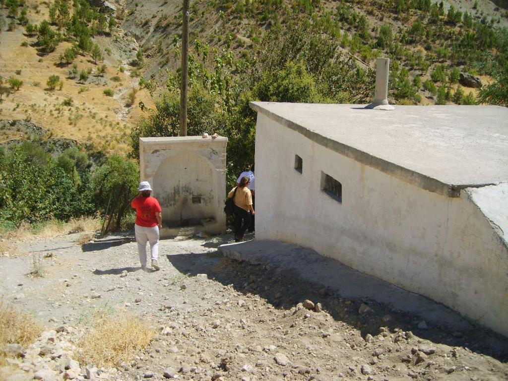 FOTOĞRAF: ODTÜ-KOMMAGENE NEMRUT KORUMA VE GELİŞTİRME PROG ADI HACI ZEYREK TÜRBESİ MÜLKİYETİ TESCİL TARİHİ 24.09.1991 GPS KOOR.