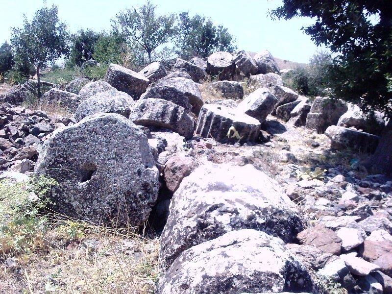 yoldan devam ederek alana ulaşılır. Kutsal alan 1250 metre yükseklikte bulunan iki tepe arasında bulunan bir düz alan üzerinde yapılmıştır.