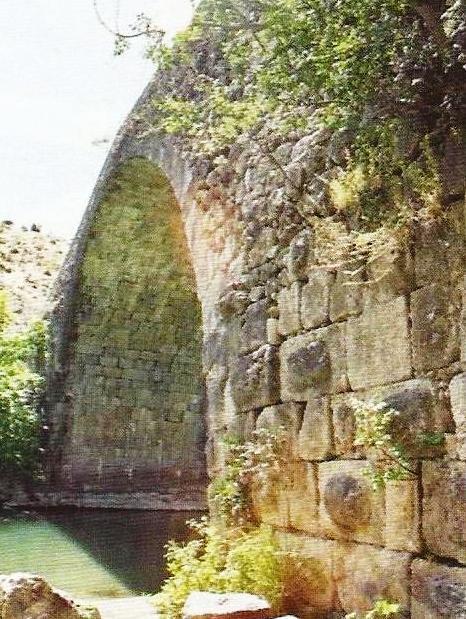 İlimiz Gölbaşı ilçesi Yolbağ Köyü sınırları içinde yer alan Köprü biri ana kemer olmak üzere dört kemerden oluşmaktadır. Göksu Nehrinin dar bir noktasında yapılmıştır.