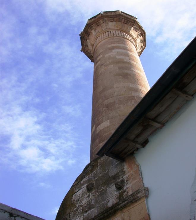 İlimiz Tut ilçesi merkezinde bulunmaktadır. Düzgün kesme taştan yapılmış minareye sahip caminin doğu ve güney cephe beden duvarları da kesme taştan yapılmıştır. Son cemaat yeri iki kemerlidir.