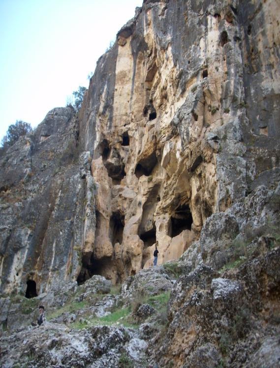 Bazı odaların zemininde nişler vardır. Erken Hıristiyanlık döneminde yapıldıkları ve kullanıldıkları bilinmektedir.