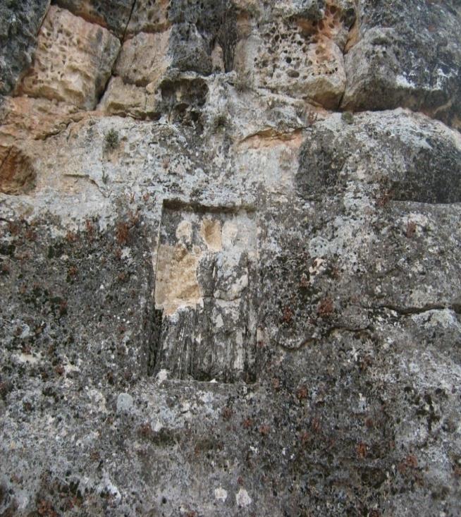 Kaya kabartması Kommagene Krallığı dönemine ait olup dikdörtgen bir çerçeve içinde yapılmıştır. Karşılıklı olarak ayakta duran iki figür şeklinde tasvir edilmiştir.