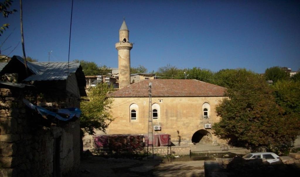 İlimiz Merkeze bağlı İndere ( Zey ) Köyünde bulunmaktadır. Şeyh Abdurrahman Erzincani adına yaptırılan camii düzgün kesme taş malzemeden yapılmıştır.