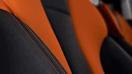 Siyah deri kapı yan panelleri, ön orta kol dayama konsolu (sipariş ile), bacak baldır desteği ve kol dayama Capri turuncu kontrast dikişli 3 kollu siyah spor