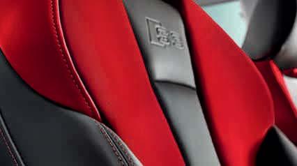 Ön koltuk sırtlıklarında S3 logosu Siyah deri kapı yan panelleri, ön orta kol dayama konsolu, bacak baldır desteği ve