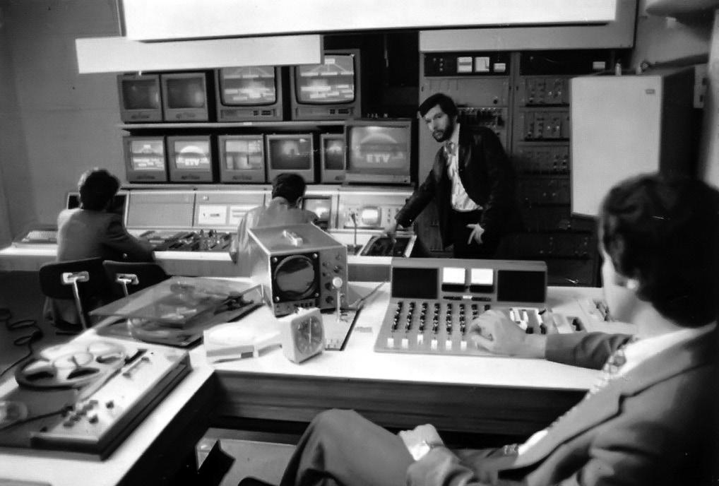 Eğitim Televizyonunun Örgüt Yapısı: ETV Modeli Şekil 4: Garajdan bozma ilk stüdyonun kontrol odası.