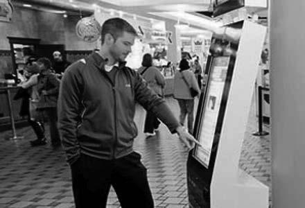 Ülkemizde ve dünyada birçok yaygın hipermarket zincirleri müşterilerine kioskun avantajlarından yararlanma fırsatı vermektedirler(koçkaya, 2006).