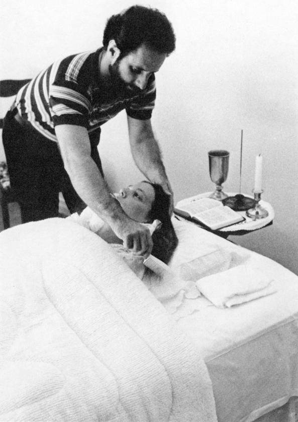 Fotoğraflar RA, Celse 69, 29 Ağustos 1981: Bu celsede, medyumun saçından dolayı temasta hafif bir girişim, (parazit) olmuştur.