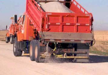 Genellikle kilometre şerit başına 340 kg kum uygulanır. Araçlarla kar veya buzla kaplı kaplama arasındaki sürtünmeyi artırmak bu aşındırıcıların temel görevidir.