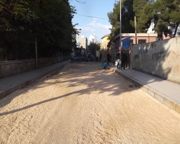 Yenice Gençlik Spor İl Müdürlüğüne ait Stadyumun önü stabilize yol çalışması yapıldı Suriyeli Çocuklar eğitim merkezinin dış cephe kaplama işi için ön