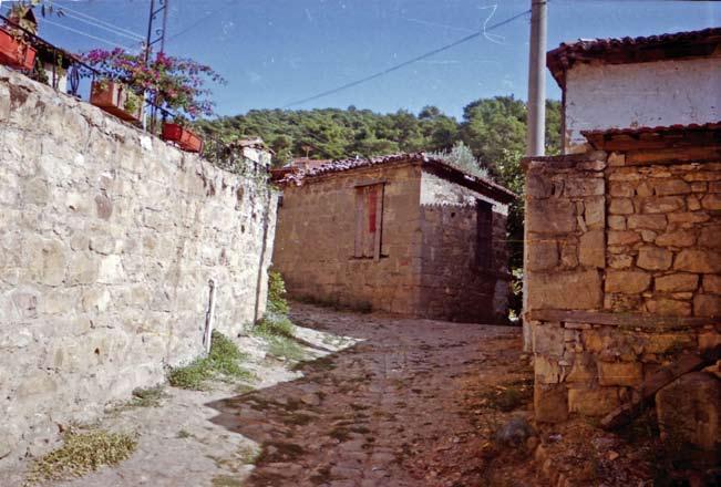 üzerindeki kitabesinden hicri takvime göre 1322-1325 (1906-1909) yılları arasında yapıldığını saptadığımız caminin, Muhtar Nuri Bey zamanında Midilli Adası ndan gelen Rum bir mimar tarafından,