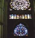 Bir aşk işareti olarak gökten indirildiğine inanılan gül, kilise, şapel 38* mimarisinde özellikle de vitrayli gül pencere bütün gotik katedrallerde de kullanılmıştır 39 ve bugün gül pencere