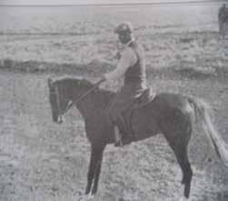 Tahar Ağa bir koşuda (19) 382 Pamukçuların yetiştirdiği at Diyarbakır da at yetiştiriciliği ve tarihçesi: Diyarbakır, Türkiye`de Arap atçılığının merkezlerinden bir tanesidir.