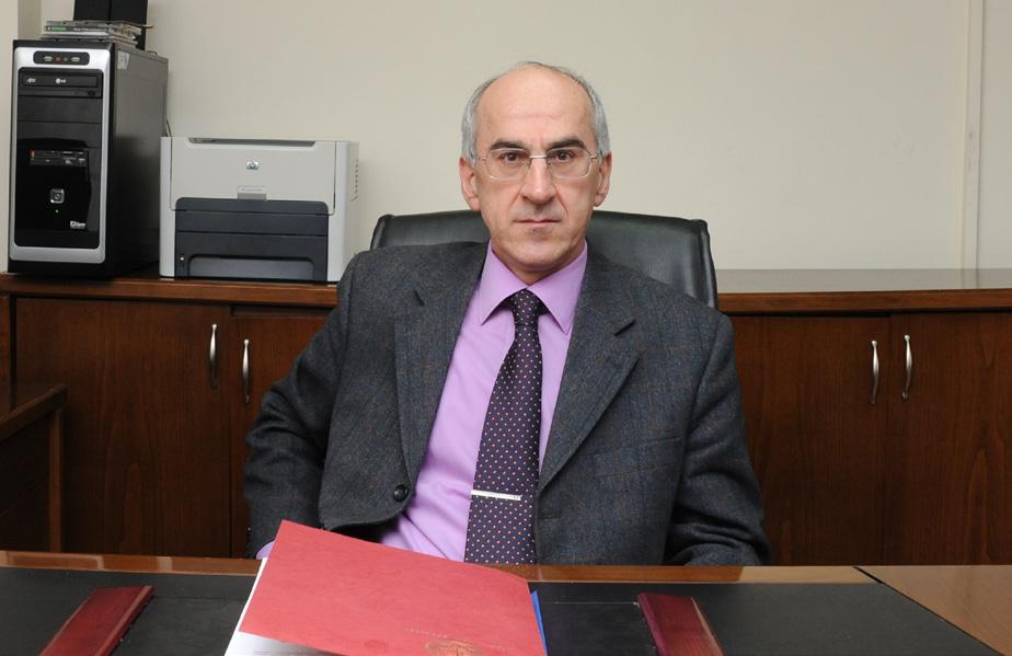 Adem KESKİN Sağlık Bakanlığı I. Hukuk Müşaviri 1963 yılında Artvin de doğdu. 1987 yılında İstanbul Üniversitesi Hukuk Fakültesi nden mezun oldu.