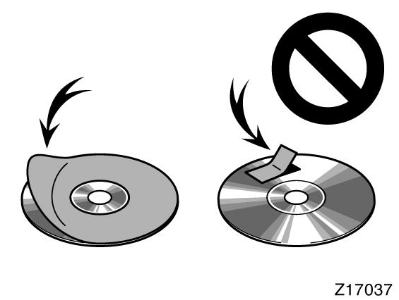 Etiketli CD ler UYARI CD çalarýn ve CD deðiþtiricinin arýzalanmasýný önlemek için þekilde gösterildiði gibi özel þekilli ve düþük kaliteli veya etiketli CD ler