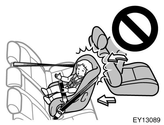 Eðer ön koltuklarýn kilitleme mekanizmasýný etkiliyor ise arka koltukta, yüzü arkaya dönük bebek koltuðu kullanmayýnýz.
