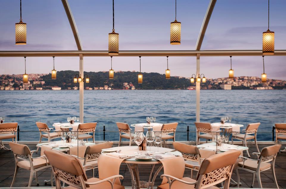 Bosphorus Grill Boğaz kenarında yazın yemek yenebilecek bir açık hava restoranı olan, misafirlerin Boğaz Köprüsü'nden Kız Kulesi'ne kadar uzanan manzarayı seyredebileceği ve boğazın sularına