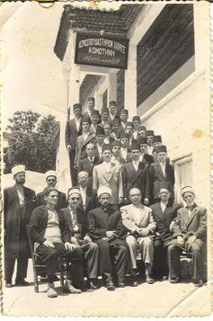 Eski Bir Fotoğraf 1949 yılında Gümülcine Medrese-i Hayriyesiʼnin açılış töreni görülmektedir.