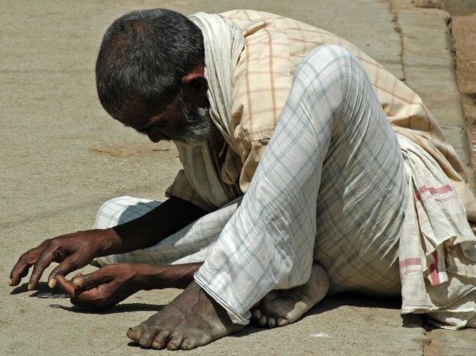 Peygamberimiz Dilencilere Karşı Nasıl Davranırdı? Bir gün Rasulullah ın huzuruna Ensar dan birisi geldi, bir şey istedi. Rasulullah ona sordu: Evinde bir şey var mı?