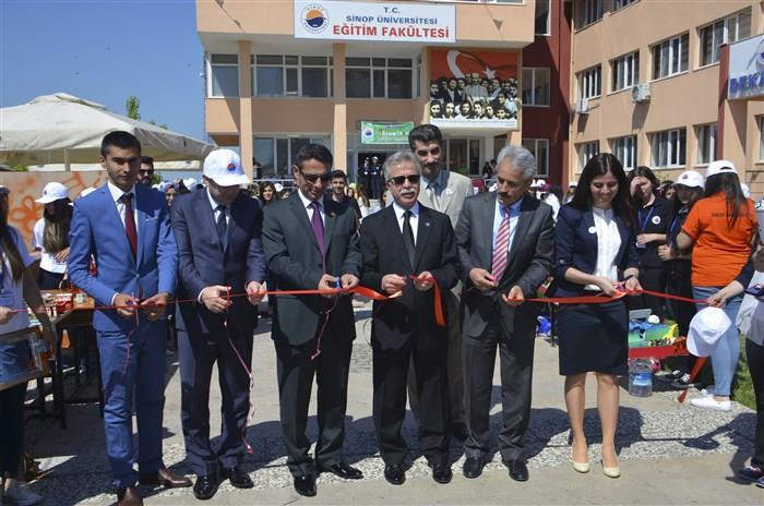 Üniversitemiz Çocuk Üniversitesi tarafından düzenlenen 3.Bilim ve Sanat Şenliği başladı. Eğitim Fakültesi Fuaye alanında gerçekleştirilen 3.