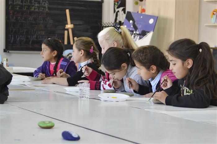 Bilim ve sanatın eğlenceli yanlarını keşfeden öğrenciler, lego ve taş boyama etkinlikleri ile de hayal güçlerini geliştirdi.