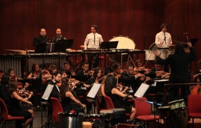 Eskişehirlilerin yoğun ilgi gösterdiği ve merdivenlerin dahi dolduğu konseri orkestra şefi Ender Sakpınar yönetmiştir.