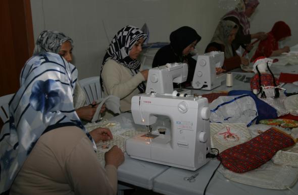 Emek Sosyal Hizmet Binası: Bilgisayar, ev mefruşatı dikimi, giyim, takı tasarımı, yorgan dikimi, ev süslemeleri ve bebek yapımı, makine nakışı, kurdele nakışı, çocuk gelişimi ve eğitimi, punch