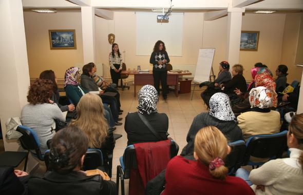 arasında 25 personel çocuğu Organize Sanayi Bölgesi Tenis Kulübü kortlarında uzman tenis antrenörleri eşliğinde eğitim almıştır.