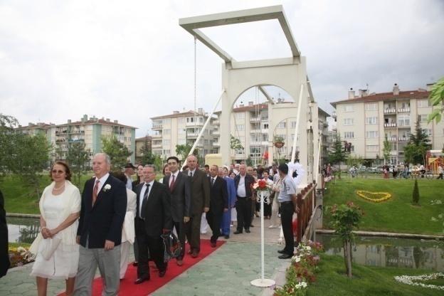 Katılımcılar yönetmenlik, senaryo yazımı, storyboard çizimi, dijital kamera kullanımı ve montaj konularında seminerler alarak 5 ve 10 dakikalık Eskişehir in Kahramanları konulu belgesel filmleri