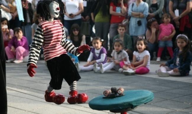 Uluslararası Çocuk ve Gençlik Tiyatroları Festivali nde 6 yerli, 8 yabancı tiyatro topluluğu ağırlanmış, tüm topluluklarla festival süresince ileriye dönük bağlar kurulması sağlanmıştır.