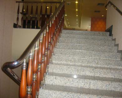2.1.Merdiven ÇeĢitleri ve Özellikleri Servis Merdiveni: Otel personelinin kullandığı merdivenlerdir. Ofislere ve servis asansörlerine yakın olur.