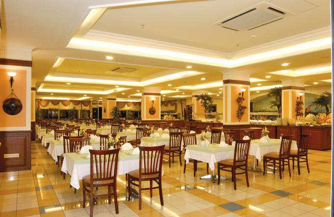 4.2. Restaurant Tanımı ve Özellikleri Restaurant, konuklara yiyecek-içecek servisi ve eğlence hizmeti veren yerlerdir (Resim 4.2 ). Restaurant konaklama iģletmesinin önemli gelir kaynaklarındandır.