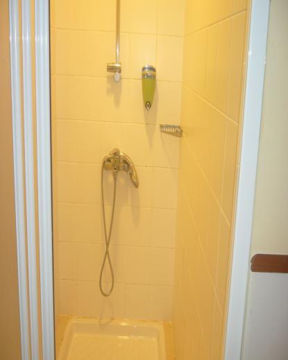 Resim 5.2: DuĢ kabini Resim 5.3: Genel alan lavabo örneği Tuvaletler: Genel alanlarda kullanılan tuvaletlerde, konuk odalarındaki banyolardan farklı donanım ve malzemeler kullanılır.