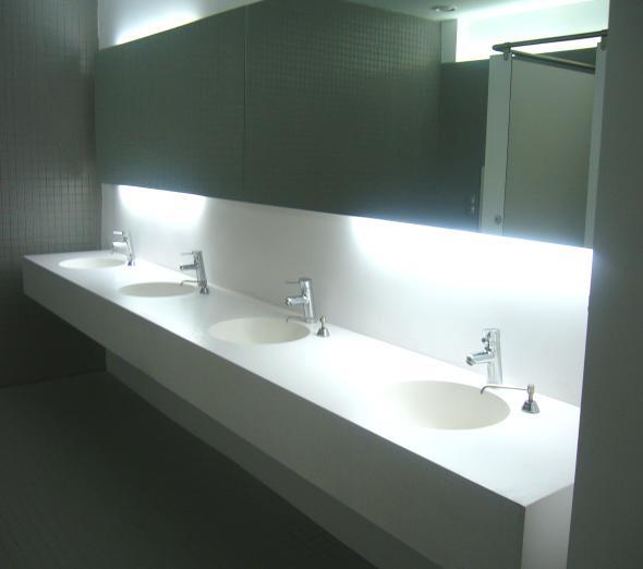Foteselli musluk ve rezervuarlar, el değdirmeden çalıģmaktadır. Genel tuvaletlerde kullanılan aydınlatma sistemleri de el değdirmeden çalıģmaktadır.