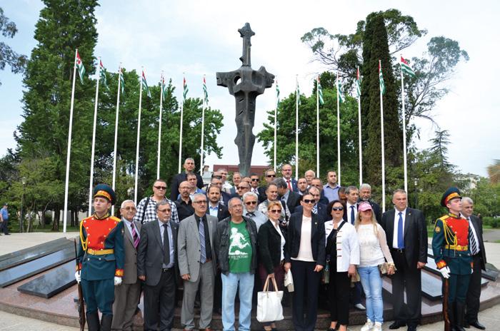 bursa da zaman Abhazya nın kurucu Devlet Başkanı Vladislav Ardzınba nın anıt mezarı, ziyaretçi akınına uğruyor. Biz de resmi program kapsamında, Ardzınba nın anıtına çiçek bırakıyoruz.