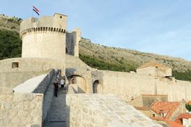 Adriyatik in incisi Dubrovnik, savaş nedeniyle tahribat görmüş ve 1991 yılında Tehlike Altındaki Dünya Miras Listesi ne alınmıştı.