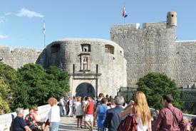 Dünyada birçok kişi ve turizmle ilgili kurum veya kuruluş, Dünya Miras Alanlarını gezmeye görmeye yönelik kültür turları düzenlemektedir.