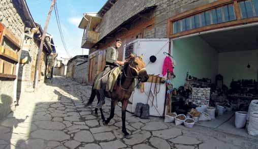 Orta Anadolu evlerini anımsatan Lahıc evlerinin özelliklerinden biri odaların duvarları