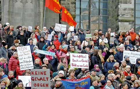 Marx heykeli önünde kitle yürüyüşü 2016, Köln: